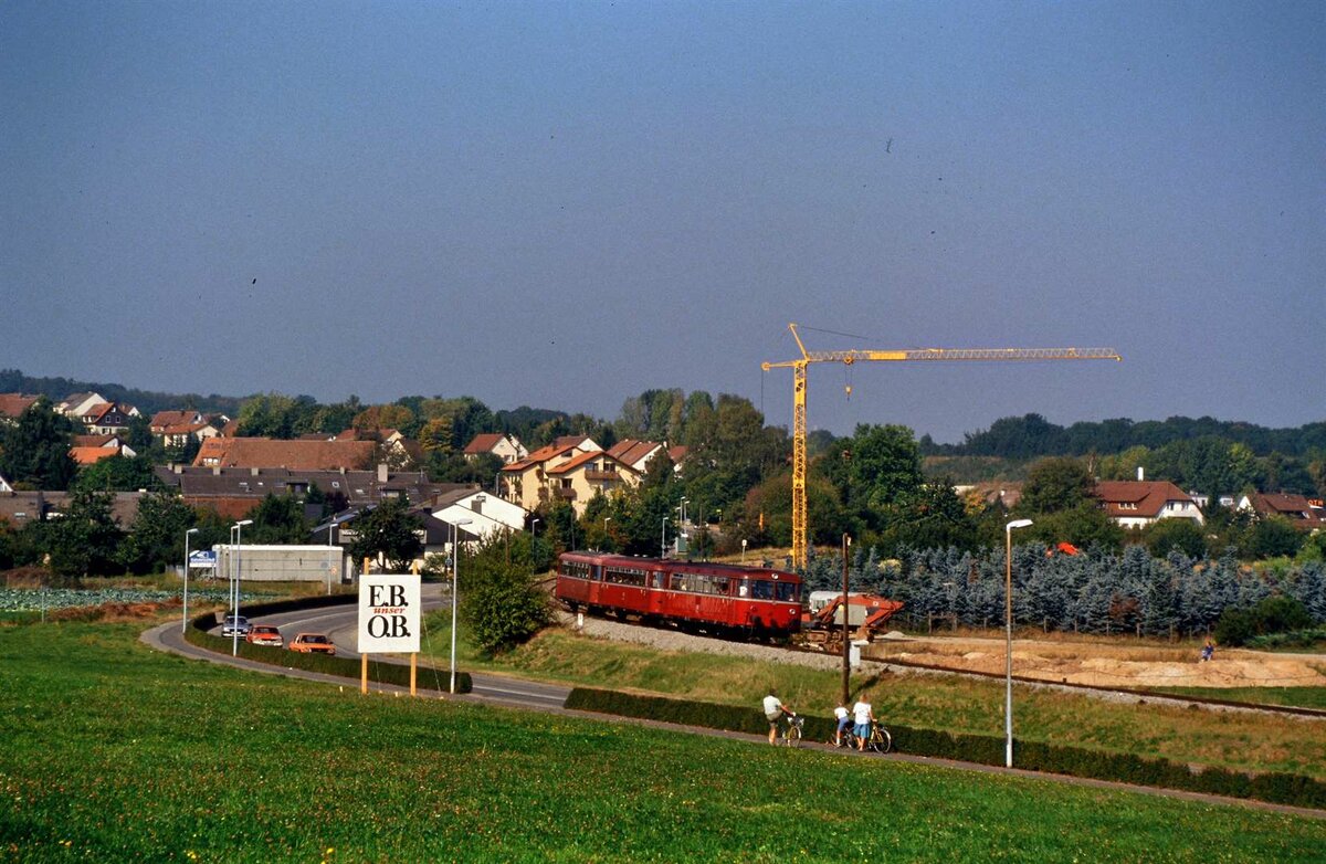 Zu dieser Zeit wurde die frühere DB-Bahnstrecke Stuttgart-Rohr - Filderstadt zu einer zweigleisigen S-Bahn umgebaut. Die wenig bekannte DB-Strecke darf nicht mit der Filderbahn verwechselt werden! Am 29.09.1985 war ein Sonderzug mit Uerdinger Schienenbussen zwischen Stuttgart-Vaihingen und Leinfelden gefahren, hier befand er sich bei Oberaichen.