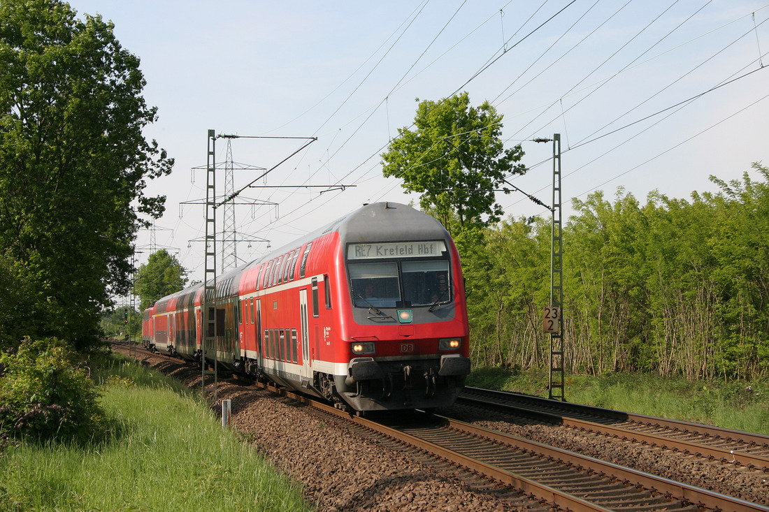 Zu Zeiten als DB Regio noch auf dem Rhein-Münsterland-Express tätig war, wurde dieses Foto aufgenommen.
Es entstand am 19. Mai 2005 zwischen den Halten Opladen und Köln-Mülheim.