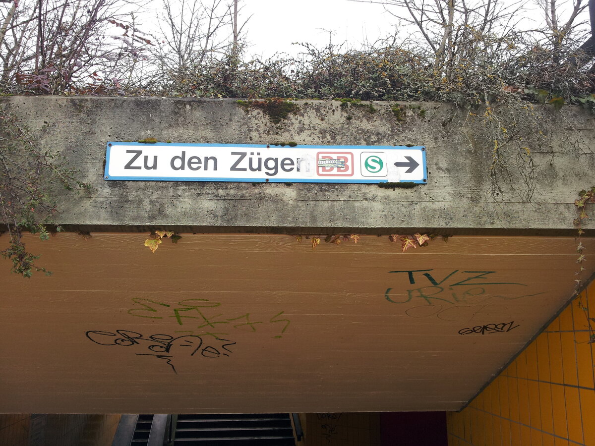 Zu den Zügen, Schild an Unterführung am Bahnhof Rastatt, aufgenommen am 19.02.2014