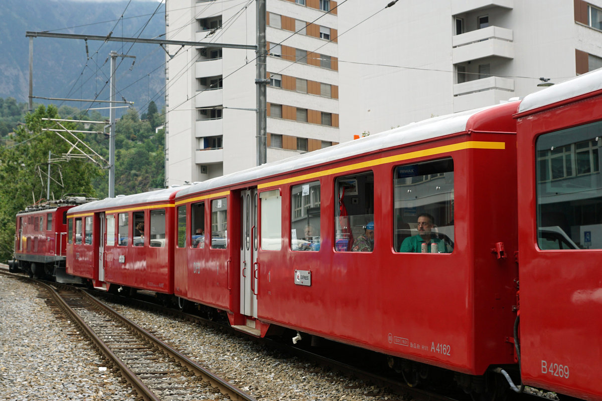 Zubringerfahrt ans Dampfbahn-Fest in Gletsch
Am Wochenende vom 22. und 23. August 2020 feiert die Dampfbahn Furka Bergstrecke gleich drei Jubiläen:
1. 30 Jahre Rückholung der Dampfloks aus Vietnam.
2. 20 Jahre Wiedereröffnung Realp – Gletsch.
3. 10 Jahre Wiedereröffnung Oberwald – Gletsch.
Der legendäre Trans Europ Express RAe TEE II 1053 brachte die Festbesucher ab Zürich HB über die Lötschberg Bergstreke nach Brig. Der historische Zug der MGBah- Historic mit der HGe 4/4 I 36 durchs Goms von Brig nach Oberwald.
Die verschiedenen Züge wurden am 22. August 2020 in Brig bei der Ankunft sowie der Abfahrt verewigt.
Fotostandort öffentlicher Platz, Bildausschnitt Fotoshop.
Foto: Walter Ruetsch