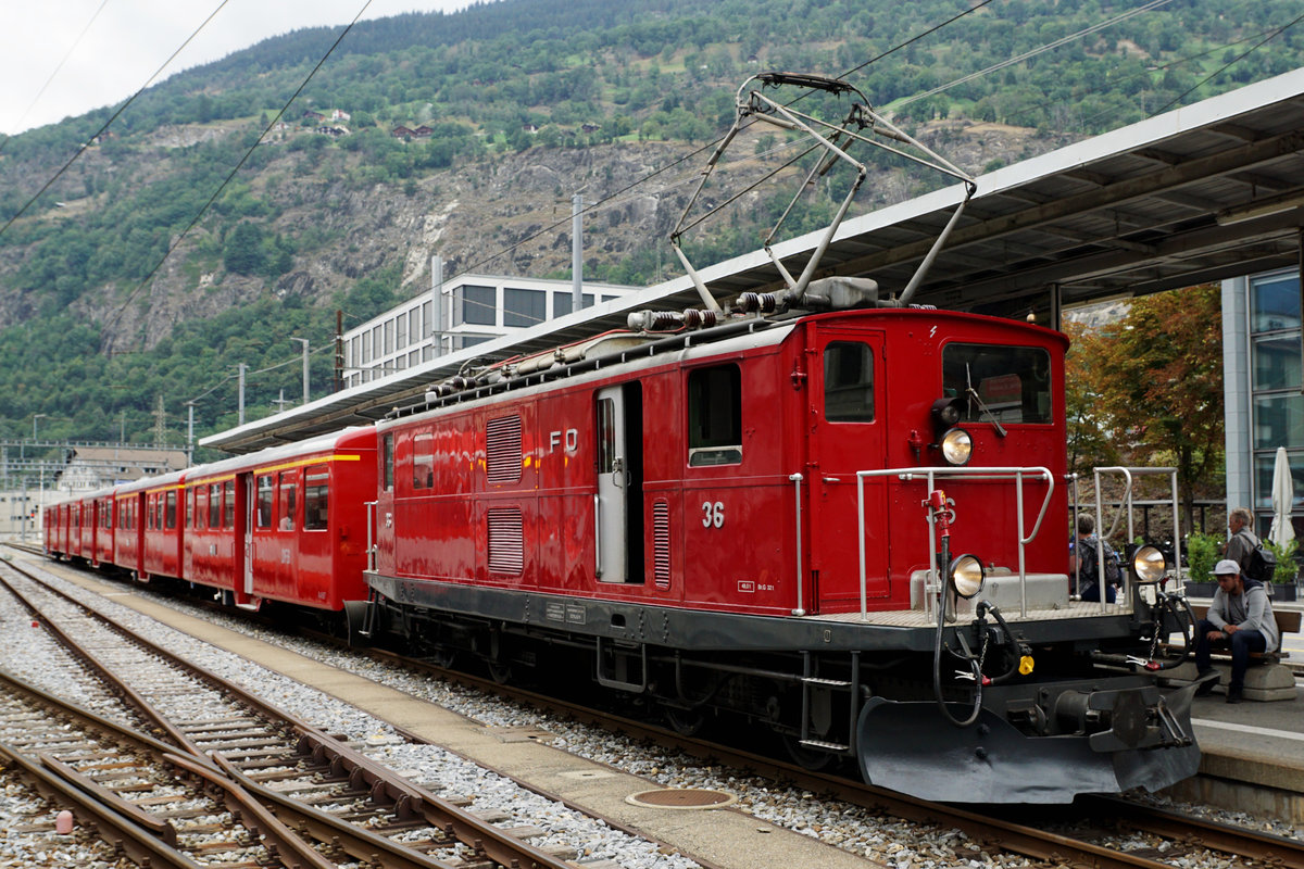 Zubringerfahrt ans Dampfbahn-Fest in Gletsch
Am Wochenende vom 22. und 23. August 2020 feiert die Dampfbahn Furka Bergstrecke gleich drei Jubiläen:
1. 30 Jahre Rückholung der Dampfloks aus Vietnam.
2. 20 Jahre Wiedereröffnung Realp – Gletsch.
3. 10 Jahre Wiedereröffnung Oberwald – Gletsch.
Der legendäre Trans Europ Express RAe TEE II 1053 brachte die Festbesucher ab Zürich HB über die Lötschberg Bergstreke nach Brig. Der historische Zug der MGBah- Historic mit der HGe 4/4 I 36 durchs Goms von Brig nach Oberwald.
Die verschiedenen Züge wurden am 22. August 2020 in Brig bei der Ankunft sowie der Abfahrt verewigt.
Foto: Walter Ruetsch