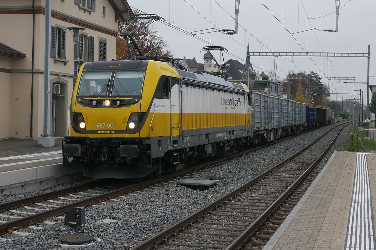 Zuckerrbenverlad 2018 in Brglen (TG) - Nachdem Rem 487 001 der SRT die befllten Wagen im  Last Mile -Betrieb vom Verlade- auf das Streckengleis geschoben hatte und das Dieselaggregat abgeschaltet war, wurde zuerst der vordere und anschlieend der hintere Stromabnehmer hochgefahren. Auf Streckenfreigabe nach Frauenfeld wartend wurde der vordere Stromabnehmer wieder gesenkt (16.11.2018).