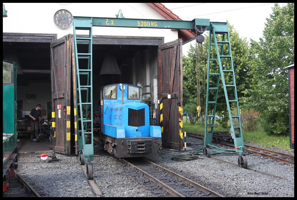 Zuckerrübenbahn in Kolin - Sendrazice am 18.06.2016: Einsatzbereit ist diese hier im Schuppentor stehende CKD Diesellok.