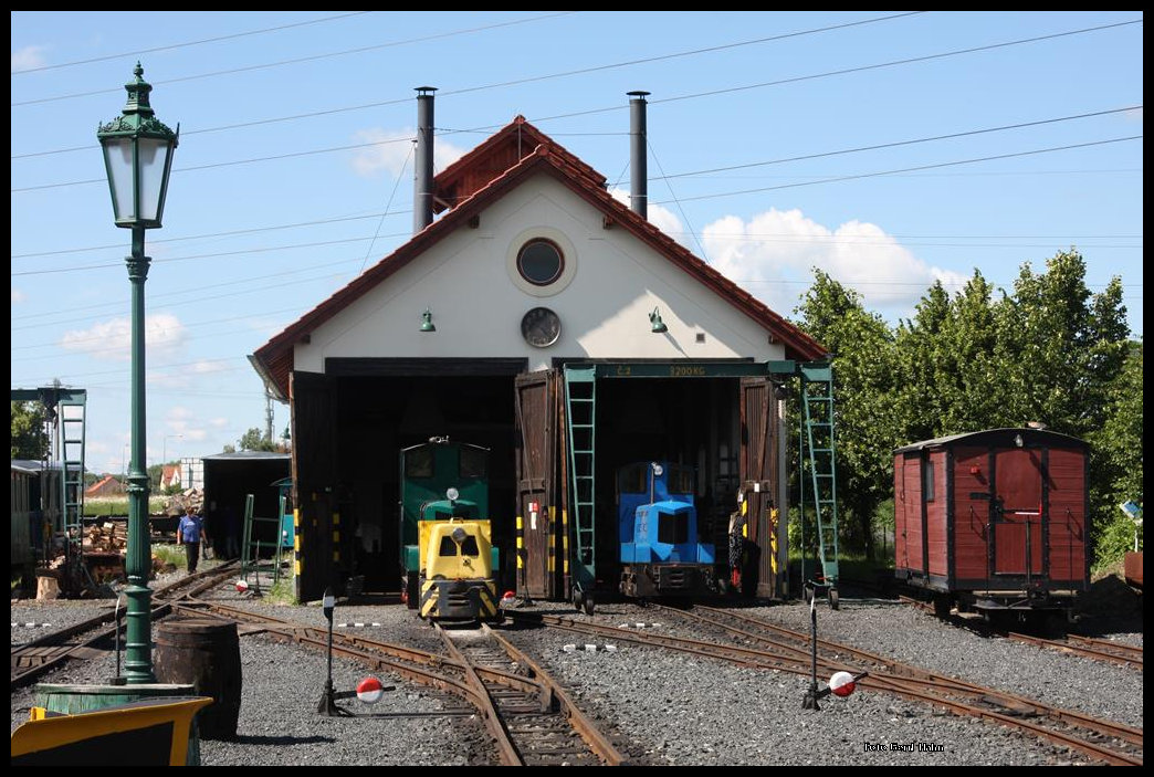 Zuckerrübenbahn in Kolin - Sendrazice: Am 18.06.2016 besuchte ich diese Schmalspurbahn am Stadtrand von Kolin. Es handelt sich um eine komplette Bahnhof und BW Anlage in 600 mm Spur mit Dampf und Dieselbetrieb. Die Anlage ist nahezu komplett fertig und in einem sehr gepflegten Zustand. Regelmäßig findet an Wochenenden in den Sommermonaten zwischen Kolin - Sendrazice und dem Endpunkt Bychory Fahrbetrieb statt. Den Fahrplan und weitere Einzelheiten dazu findet man im Internet.
