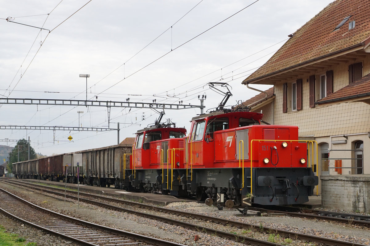 Zuckerrübenkampagne 2017
CJ: Zuckerrübenverkehr im Kanton Jura.
Am 19. Oktober 2017 brachten die E 936 151 und E 936 153 leere Eaos von Porrentruy nach Alle.
Foto: Walter Ruetsch  