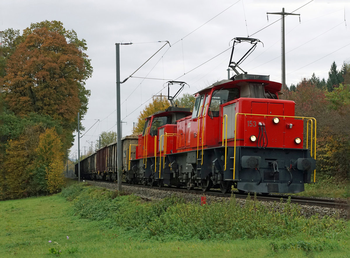 Zuckerrübenkampagne 2017
CJ: Zuckerrübenverkehr im Kanton Jura.
Zuckerrübenzug nach Porrentruy bei Alle mit den E 936 153 und E 936 151 am 19. Oktober 2017.
Foto: Walter Ruetsch
