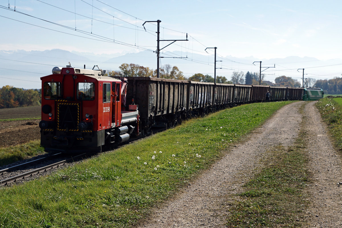 Zuckerrübenkampagne 2017
MBC/BAM: Letzte Zuckerrübenkampagne für die Chemin de fer Bière–Apples–Morges.
Impressionen vom 17. Oktober 2017, verewigt anlässlich des MINI-BAHNBILDER-TREFFENS mit Stefan Wohlfahrt und Peter Ackermann.
Leermaterialzug auf den Verlad wartend unterhalb Reverolle.
Der Tm kommt für Rangierfahrten zum Einsatz wegen der ausgeschalteten Fahrleitung.
Foto: Walter Ruetsch  