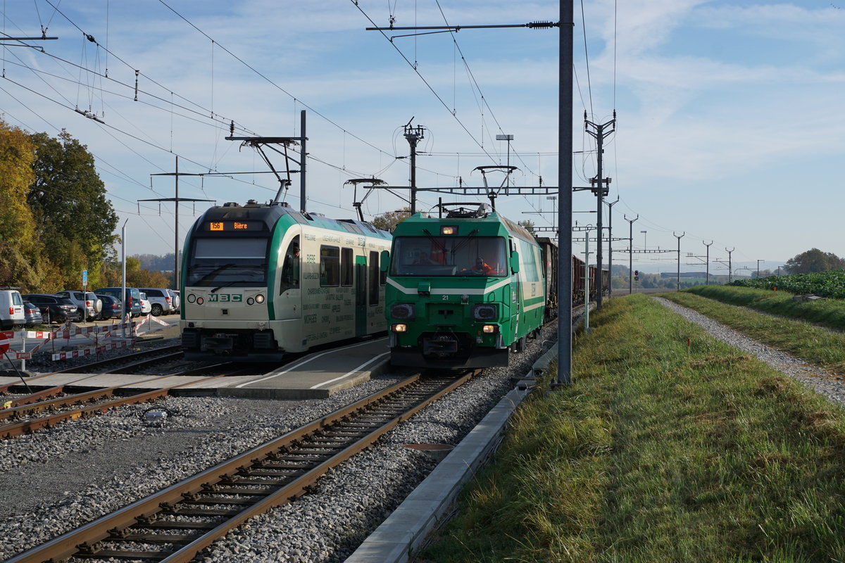 Zuckerrübenkampagne 2017
MBC/BAM: Letzte Zuckerrübenkampagne für die Chemin de fer Bière–Apples–Morges.
Impressionen vom 17. Oktober 2017, verewigt anlässlich des MINI-BAHNBILDER-TREFFENS mit Stefan Wohlfahrt und Peter Ackermann.
Endhalt Bussy-sur-Morges für den Regionalzug. Zwischenhalt für den Leermaterialzug. Fussmarsch für die Fotografen.
Foto: Walter Ruetsch  