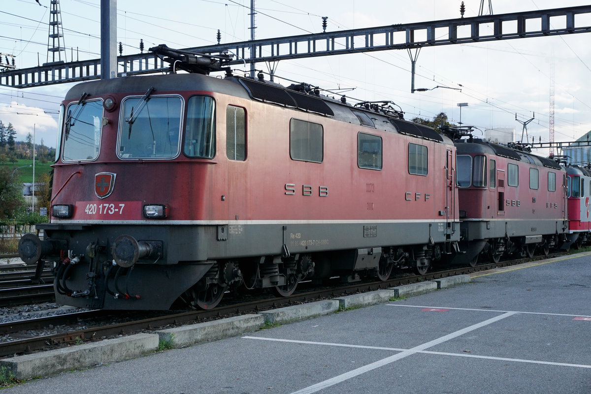 ZUCKERRÜBENKAMPAGNE 2019 AARBERG.
Die Re 420 173-7 wird voraussichtlich die Zuckerrübenkampagne 2020 nicht mehr erleben.
Die 2. verl./TK BR wurde auf den 25.7.2020 datiert.
Aarberg, 5. November 2019.
Foto: Walter Ruetsch