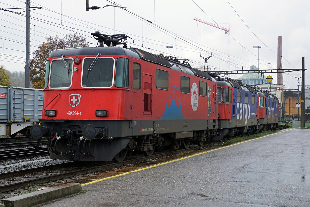 ZUCKERRÜBENKAMPAGNE 2019 AARBERG.
Impressionen vom Sonntagmorgen den 3. November 2019.
Die Re 420 294-1 mit der Werbung 100 Jahre KNIE steht seit dem Beginn der diesjährigen Kampagne im Rübendienst. Zusammen  mit den Re 420 346-9 und 420 178-6 wartete sie auf dem Abstellgeleise auf die nächste Ausfahrt.
Foto: Walter Ruetsch 