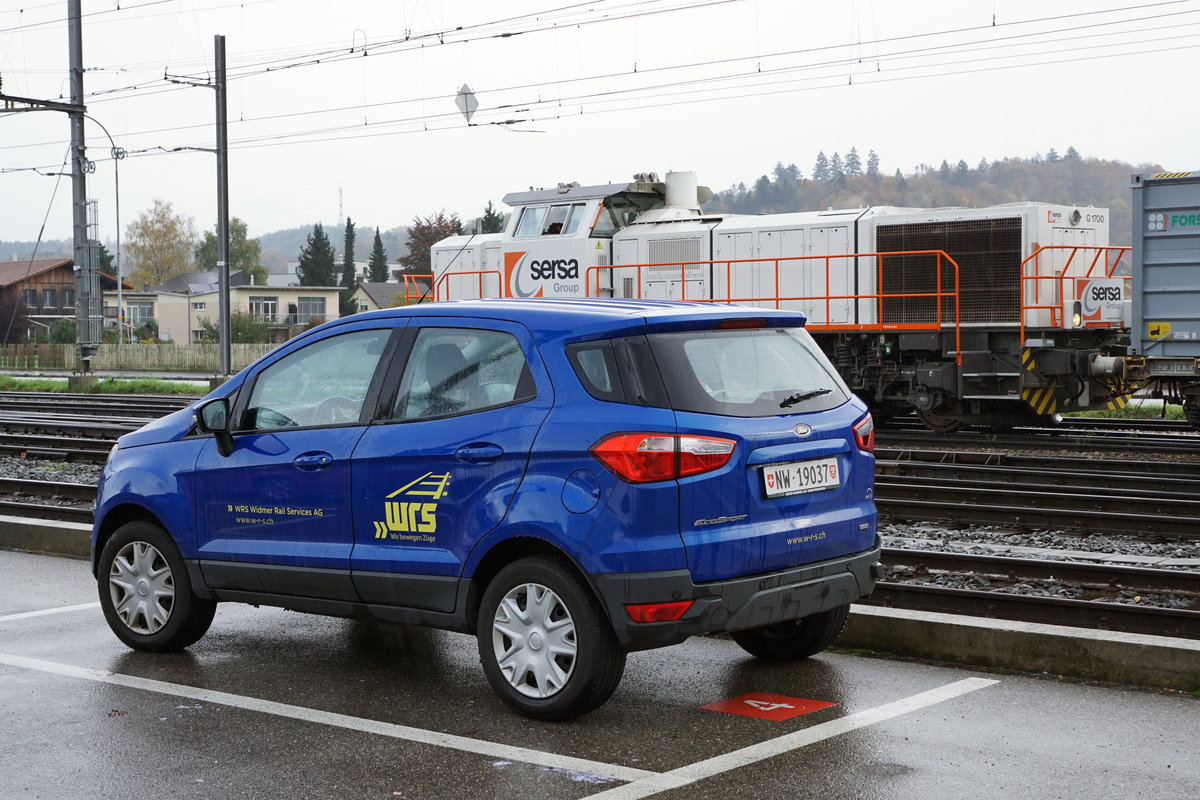 ZUCKERRÜBENKAMPAGNE 2019 AARBERG.
Impressionen vom Sonntagmorgen den 3. November 2019.
Schienen- und Strassenfahrzeug von der SERSA Group sowie von WRS Widmer Rail Services AG.
Bei der Diesellokomotive im Hintergrund handelt es sich um die Am 843 154  BETTINA .
Der Personenwagen der Marke Ford präsentiert sich im Farbkleid der bei den Bahnfotografen sehr beliebten Lokomotiven von WRS.
Foto: Walter Ruetsch