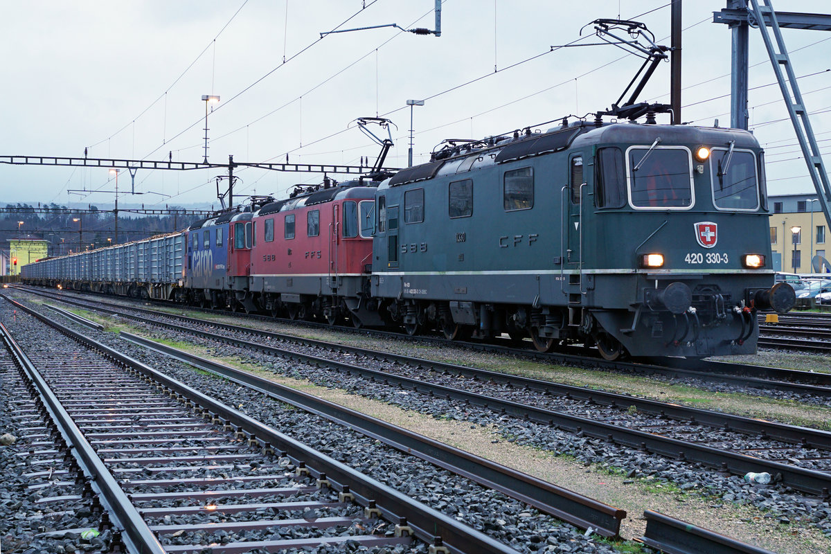 ZUCKERRÜBENKAMPAGNE 2019 AARBERG.
Sehr seltener, möchte schreiben -EINMALIGER ZUCKERRÜBENZUG- Chavornay-Aarberg vom 9. Dezember 2019 mit Triple-Re 420 grün-rot-cargo in Lyss kurz vor der Weiterfahrt nach Aarberg.
Leider entstand diese Aufnahme unter sehr schlechten Wetterbedingungen bei Regen, Wind, Kälte sowie starker Bewölkung.
Zum Fotostandort: Öffentlich zugänglicher Standort (Strassenrand Quartierstrasse), Bildausschnitt Fotoshop.
Foto: Walter Ruetsch