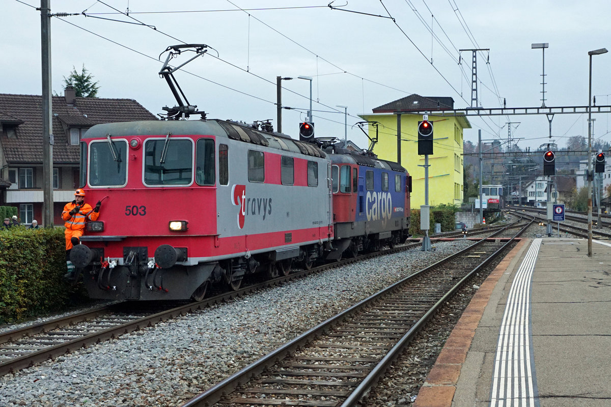 ZUCKERRÜBENKAMPAGNE 2019 AARBERG.
Zuckerrübenzug Yverdon-les-Bains - Aarberg mit Re 420 178-6 und Re 420 503-5 von TRAVYS. In Lyss werden die vielen Wagen für die Weiterfahrt nach Aarberg umfahren.
Die Aufnahmen entstanden am 11. November 2019  FASNACHTSBEGINN 2020 .
Foto: Walter Ruetsch 