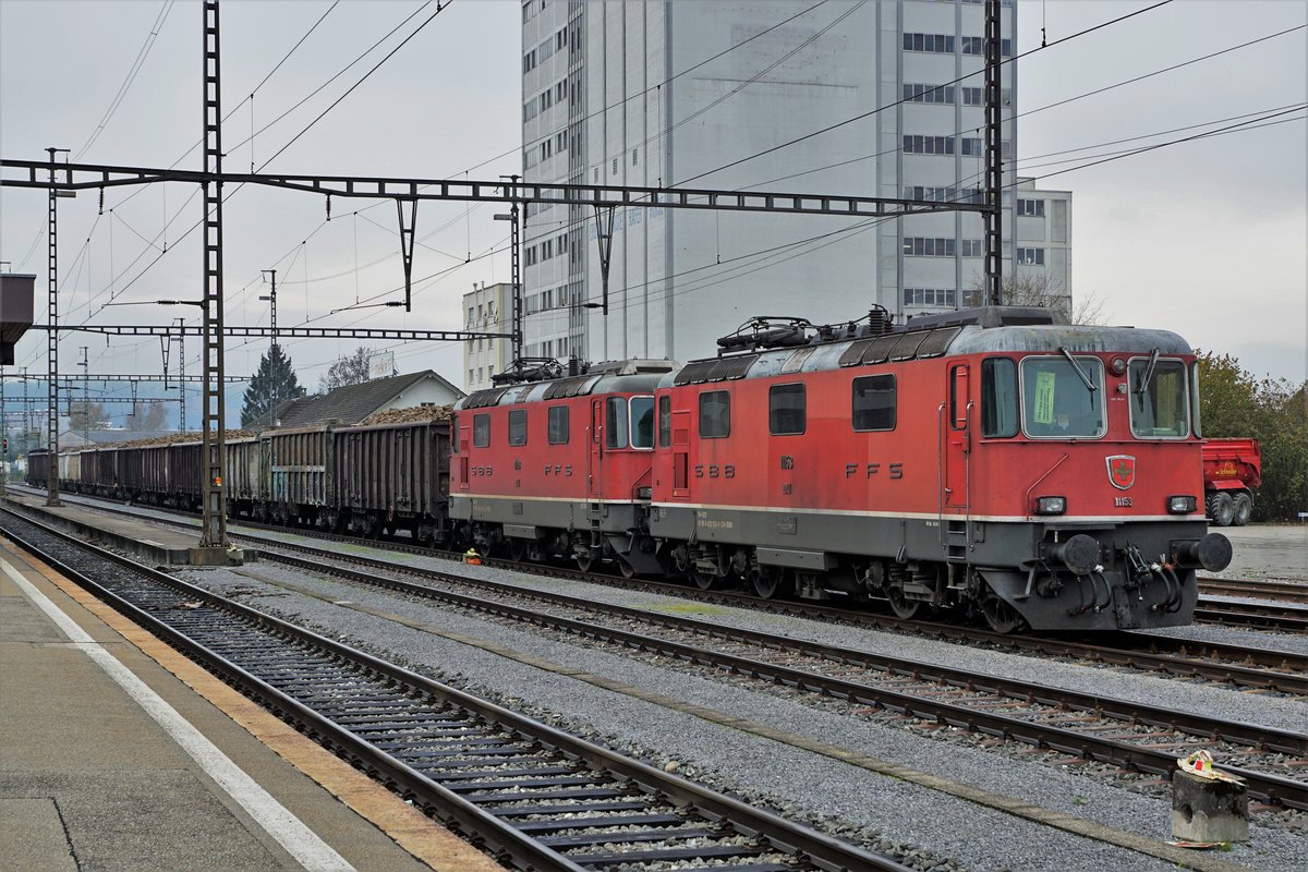 ZUCKERRÜBENKAMPAGNE 2019 FRAUENFELD.
Während der Zeit vom 12. bis 14. November wurden in Herzogenbuchsee die Zuckerrüben aus der näheren Umgebung verladen. Die sehr langen Rübenzüge Islikon - Herzogenbuchsee beziehungsweise Herzogenbuchsee - Islikon verkehrten am frühen Morgen sowie am späten Abend während der Nacht. Schöne Streckenaufnahmen dieser Sonderleistungen von EDG/Eisenbahndienstleister GmbH Thayngen während dem Tag waren somit nicht möglich. Für die Führung der schweren Züge gelangten abwechslungsweise Doppeltraktionen Re 420 der ersten Generation vom Personenverkehr (11 118 und 11 153) und Re 421 zum Einsatz. Der allerletzte Rübenzug nach Islikon stand am 14. November bereits um 11:00h in Herzogenbuchsee zur Abfahrt bereit. Trotzdem hat er Herzogenbuchsee planmässig erst um 19:00h verlassen. Für den Rübentransport zur Zuckerfabrik Frauenfeld werden nebst den Containerwagen auch noch viele ältere meist aus dem Ausland stammende vierachsige Eaos eingesetzt. Der eigene für die Rangierfahrten benötigte Tm 232 127-1 wurde auf der letzten Fahrt am Schluss des Zuges eingereiht.
Foto: Walter Ruetsch    