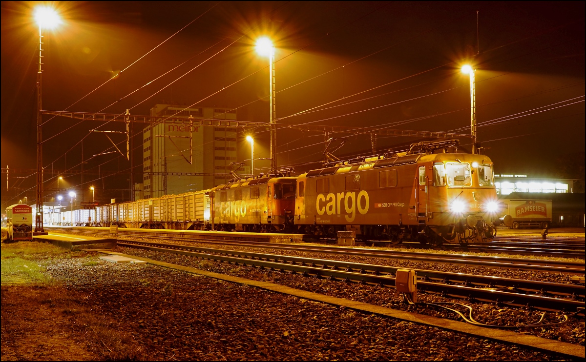 ZUCKERRÜBENKAMPAGNE 2019 FRAUENFELD.
Während der Zeit vom 12. bis 14. November wurden in Herzogenbuchsee die Zuckerrüben aus der näheren Umgebung verladen. Die sehr langen Rübenzüge Islikon - Herzogenbuchsee beziehungsweise Herzogenbuchsee - Islikon verkehrten am frühen Morgen sowie am späten Abend während der Nacht. Schöne Streckenaufnahmen dieser Sonderleistungen von EDG/Eisenbahndienstleister GmbH Thayngen während dem Tag waren somit nicht möglich. Für die Führung der schweren Züge gelangten abwechslungsweise Doppeltraktionen Re 420 der ersten Generation vom Personenverkehr (11 118 und 11 153) und Re 421 zum Einsatz. Der allerletzte Rübenzug nach Islikon stand am 14. November bereits um 11:00h in Herzogenbuchsee zur Abfahrt bereit. Trotzdem hat er Herzogenbuchsee planmässig erst um 19:00h verlassen. Für den Rübentransport zur Zuckerfabrik Frauenfeld werden nebst den Containerwagen auch noch viele ältere meist aus dem Ausland stammende vierachsige Eaos eingesetzt. Der eigene für die Rangierfahrten benötigte Tm 232 127-1 wurde auf der letzten Fahrt am Schluss des Zuges eingereiht.
Foto: Walter Ruetsch    