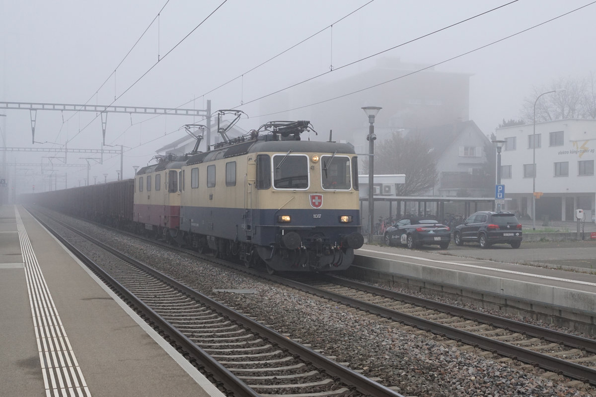 ZUCKERRÜBENKAMPAGNE 2020 FRAUENFELD.
Die letzten Rübenzüge kämpften sich am 18. Dezember 2020 in Islikon durch den dichten Nebel.
Islikon-Basel Badischer Bahnhof mit den Re 421 387-2 und Re 421 393-0 von International Rolling Stock Investment (IRSI). Hier handelte es sich um die Überführung von angemieteten Wagen.
Foto: Walter Ruetsch 