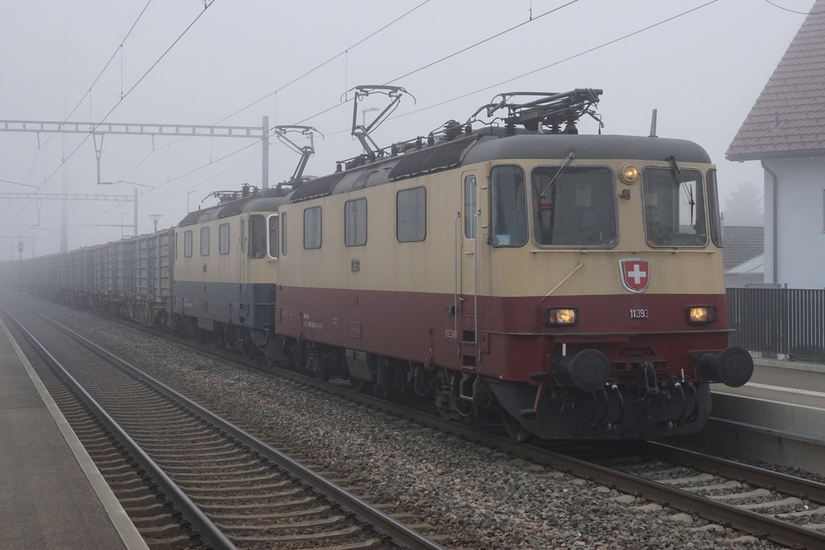 ZUCKERRÜBENKAMPAGNE 2020 FRAUENFELD.
Die letzten Rübenzüge kämpften sich am 18. Dezember 2020 in Islikon durch den dichten Nebel.
Basel Badischer Bahnhof-Islikon mit den Re 421 387-2 und Re 421 393-0 von International Rolling Stock Investment (IRSI).
Foto: Walter Ruetsch 