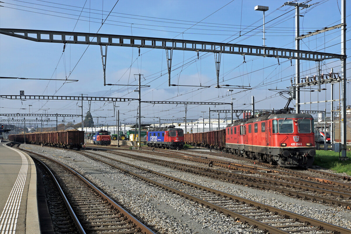 ZUCKERRÜBENKAMPAGNE 2021
Zuckerfabrik Aarberg
Die von SBB Cargo National angemieteten Re 420 254-5 und Re 420 269-3 stehen im Rübendienst ab Aarberg.
Am 26. und 28. Oktober 2021 verewigte Impressionen von Yverdon les Bains.
Die abgestellte Re 620 074-5  MURGENTHAL  brachte während der Nacht die Wagen von Cossonay nach Aarberg.
Foto: Walter Ruetsch 
