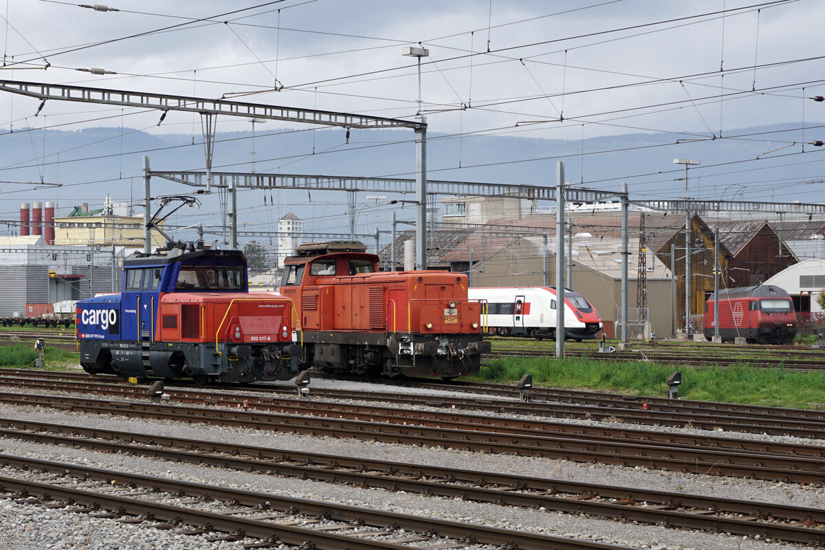 ZUCKERRÜBENKAMPAGNE 2021.
Zuckerfabrik Aarberg.
In Yverdon les Bains steht während dem Rübenverkehr die ehemalige SBB Bm 4/4  98 85 5840 430-3 CH-SAJET vom RAIL SERVICE PARTNER (RSB) im Rangierdienst. 
Die historische Diesellokomotive mit dem Namen Anja 48
im Güterbahnhof Yverdon les Bains bei einer Begegnung mit der Eem 923 017-8  am 26. Oktober 2021.
Foto: Walter Ruetsch
