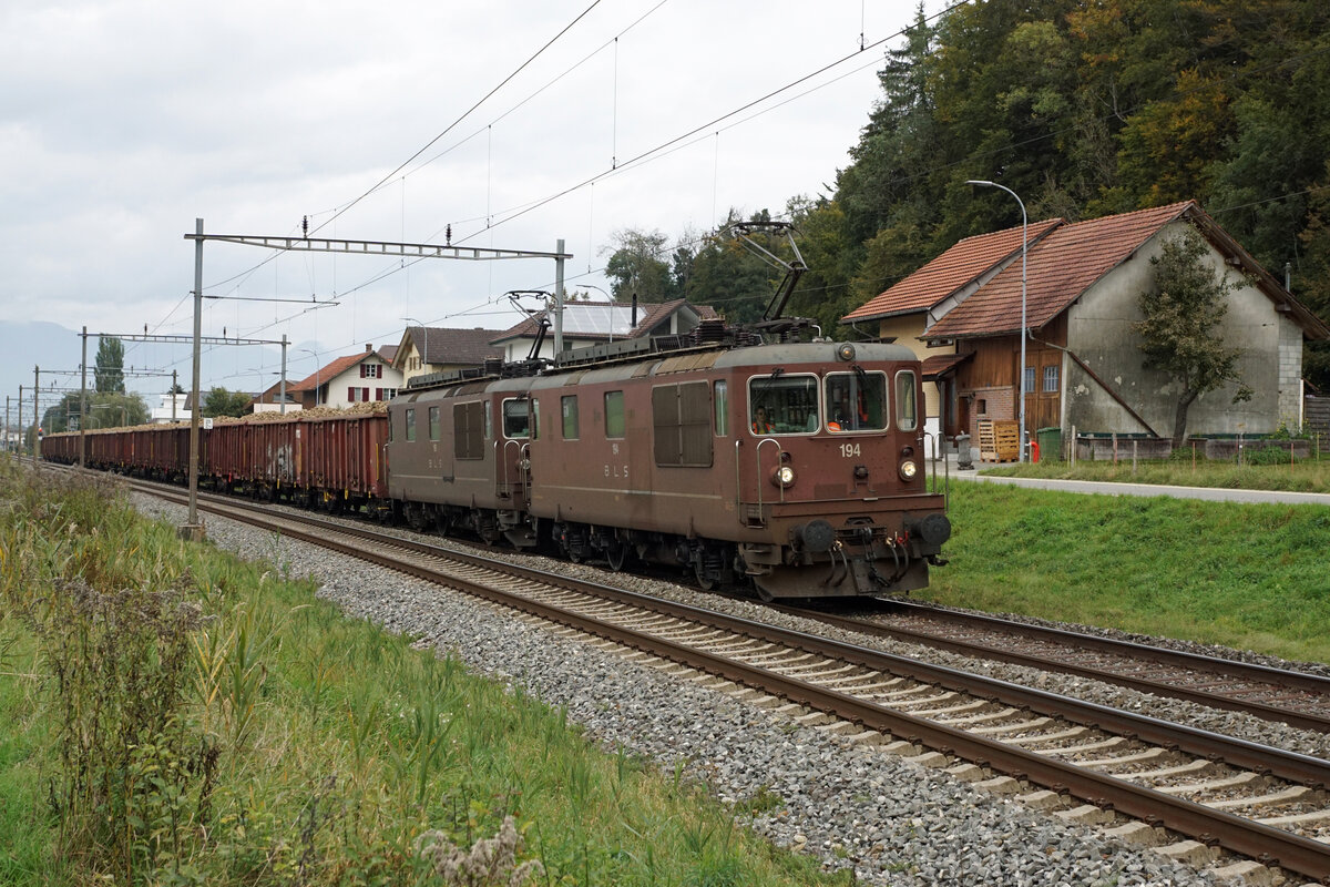 ZUCKERRÜBENKAMPAGNE 2021.
Zuckerfabrik Aarberg.
Voraussichtlich letzter Einsatz der ständig weniger werdenden  BRUNELI  im Rübendienst.
BLS Re 425 194 und Re 425 190 mit einem Rübenzug bei Busswil am 12. Oktober 2021.
Foto: Walter Ruetsch
 