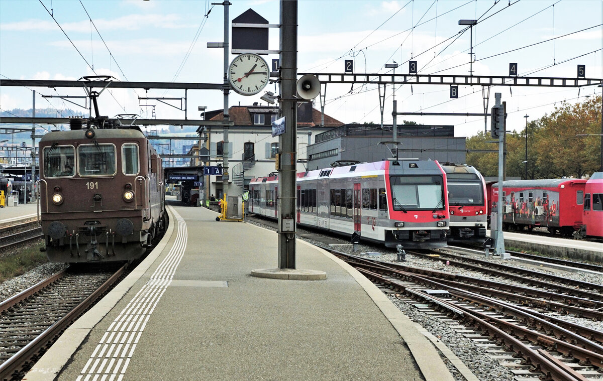 ZUCKERRÜBENKAMPAGNE 2021
Zuckerfabrik Aarberg
Voraussichtlich letzter Einsatz der ständig weniger werdenden  BRUNELI  im Rübendienst. BLS Re 425 191 und Re 425 190 mit einem Rübenzug Chavornay-Aarberg bei der Begegnung mit der Yverdon-Ste-Croix Bahn (TRAVYS/YSC) anlässlich der Bahnhofsdurchfahrt Yverdon les Bains am 26. Oktober 2021.
Foto: Walter Ruetsch
