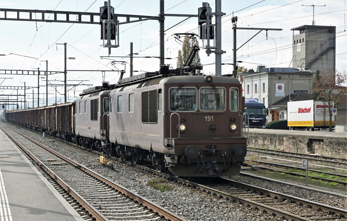 ZUCKERRÜBENKAMPAGNE 2021.
Zuckerfabrik Aarberg.
Voraussichtlich letzter Einsatz der ständig weniger werdenden  BRUNELI  im Rübendienst. BLS Re 425 191 und Re 425 190 mit einem Rübenzug bereit zur Abfahrt nach Aarberg in Chavornay vor der Kulisse der MOULIN AGRICOLE CHAVORNAY Am 26. Oktober 2021.
Foto: Walter Ruetsch
