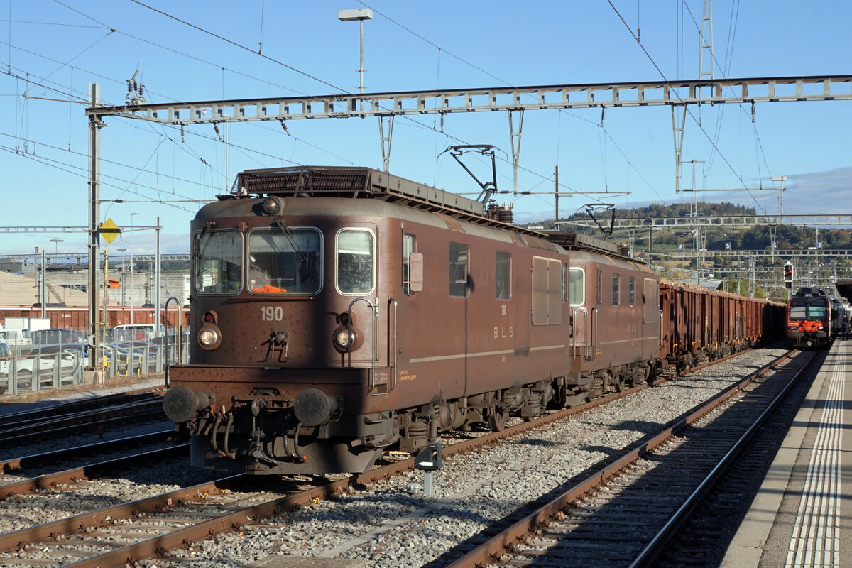 ZUCKERRÜBENKAMPAGNE 2021.
Zuckerfabrik Aarberg.
Voraussichtlich letzter Einsatz der ständig weniger werdenden  BRUNELI  im Rübendienst. BLS Re 425 190 und Re 425 191 am 22. Oktober 2021 mit einem Rübenzug in Yverdon les Bains kurz vor der Abfahrt nach Aarberg.
Foto: Walter Ruetsch
