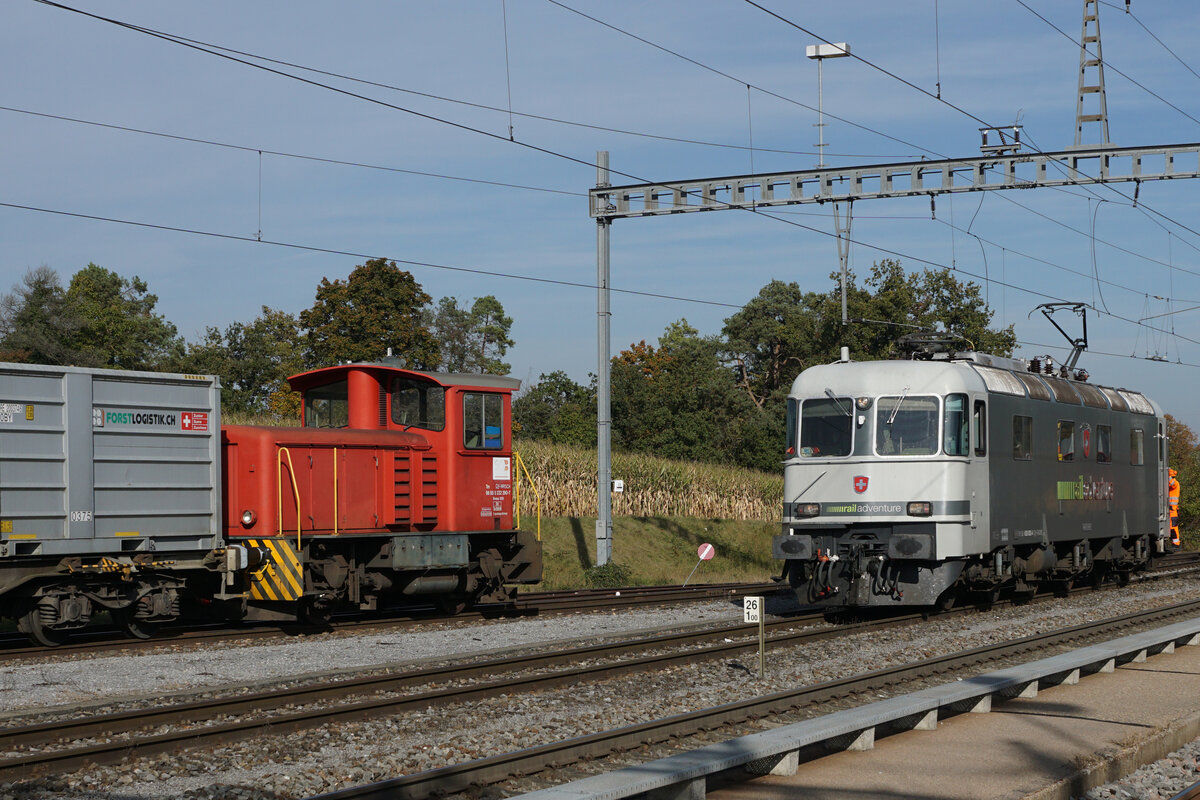 ZUCKERRÜBENKAMPAGNE 2021.
Zuckerfabrik Frauenfeld.
Am 18. und 19. Oktober 2021 verkehrten die Zuckerrübenzüge zwischen Islikon und Zweidlen mit der Railadventure/RADAVE Re 620 003, ehemals SBB Re 6/6 11603 (1972/Prototyp).
Anlässlich einer Begegnung mit dem Tm CH WRSCH 98 85 8 232 290-7 in Zweidlen.
Foto: Walter Ruetsch
