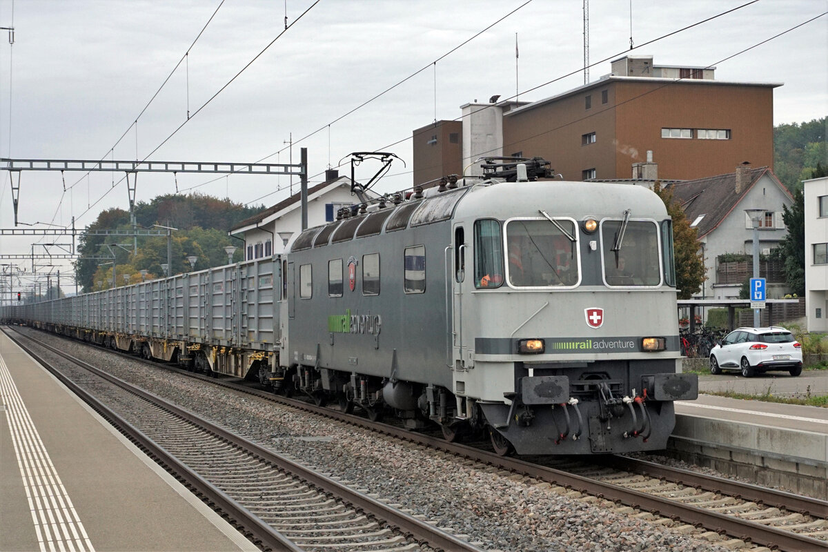 ZUCKERRÜBENKAMPAGNE 2021.
Zuckerfabrik Frauenfeld.
Am 18. und 19. Oktober 2021 verkehrten die Zuckerrübenzüge zwischen Islikon und Zweidlen mit der Railadventure/RADAVE Re 620 003, ehemals SBB Re 6/6 11603 (1972/Prototyp).
Leermaterialzug bei der Abfahrt in Islikon.
Foto: Walter Ruetsch