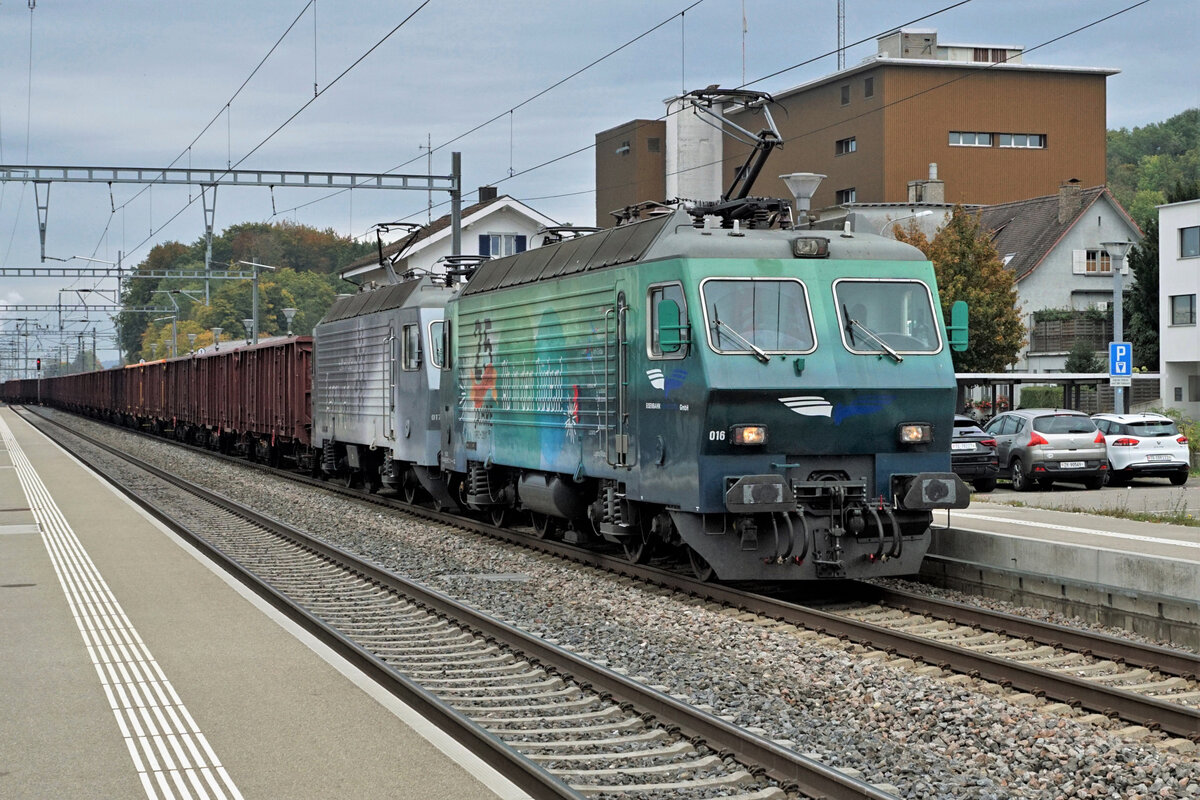ZUCKERRÜBENKAMPAGNE 2021.
Zuckerfabrik Frauenfeld.
Sehr schwerer Rübenzug Basel-Islikon der Eisenbahndienstleister GmbH (EDG) mit den Re 446 017, Re 446 016 sowie der Re 446 015, ehemals SOB/SBB, bei der Ein- und Ausfahrt Islikon am 19. Oktober 2021.
Die Rübenzüge für die Zuckerfabrik Frauenfeld stehen im Dienste von International Rolling Stock Investment (IRSI).
Foto: Walter Ruetsch
