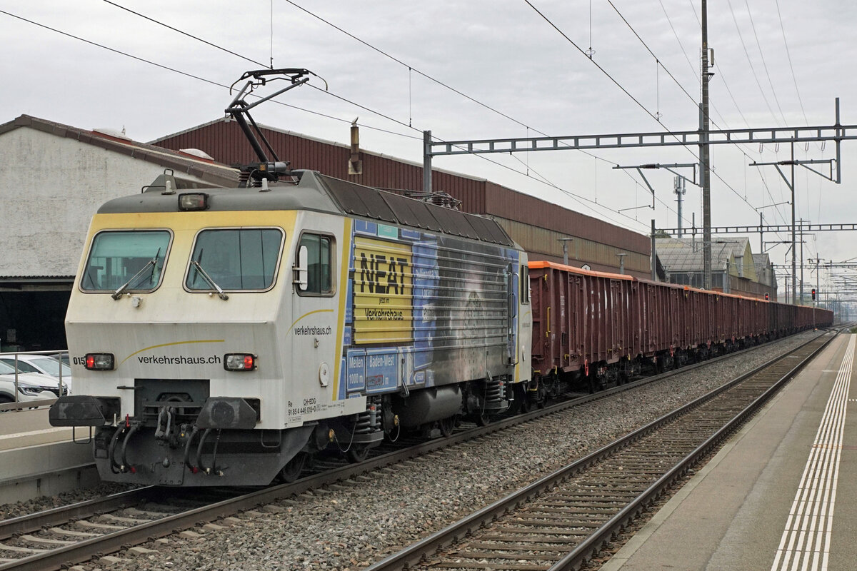 ZUCKERRÜBENKAMPAGNE 2021.
Zuckerfabrik Frauenfeld.
Sehr schwerer Rübenzug Basel-Islikon der Eisenbahndienstleister GmbH (EDG) mit den Re 446 017, Re 446 016 sowie der Re 446 015, ehemals SOB/SBB, bei der Ein- und Ausfahrt Islikon am 19. Oktober 2021.
Die Re 446 015 stand als Schiebelok im Einsatz.
Die Rübenzüge für die Zuckerfabrik Frauenfeld stehen im Dienste von International Rolling Stock Investment (IRSI).
Foto: Walter Ruetsch
