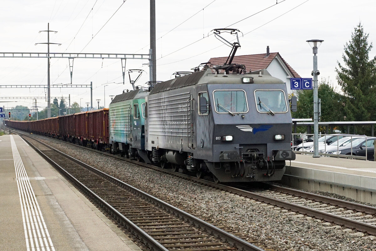 ZUCKERRÜBENKAMPAGNE 2021.
Zuckerfabrik Frauenfeld.
Sehr schwerer Rübenzug Basel-Islikon der Eisenbahndienstleister GmbH (EDG) mit den Re 446 017, Re 446 016 sowie der Re 446 015, ehemals SOB/SBB, bei der Ein- und Ausfahrt Islikon am 19. Oktober 2021.
Die Rübenzüge für die Zuckerfabrik Frauenfeld stehen im Dienste von International Rolling Stock Investment (IRSI).
Foto: Walter Ruetsch
