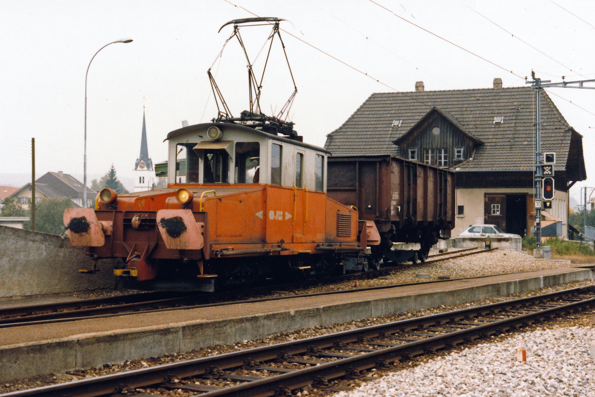 Zuckerrübenkampagne Aarberg 1986
Im Jahre 1986 wurden bei der OJB die Rüben in Aarwangen verladen.
Mehrmals täglich fanden die Zustellung und die Abführung der Wagen statt.
Rübenzug mit der Ge 4/4 56 auf dem Abstellgeleise in Aarwangen im Oktober 1986.
Foto: Walter Ruetsch