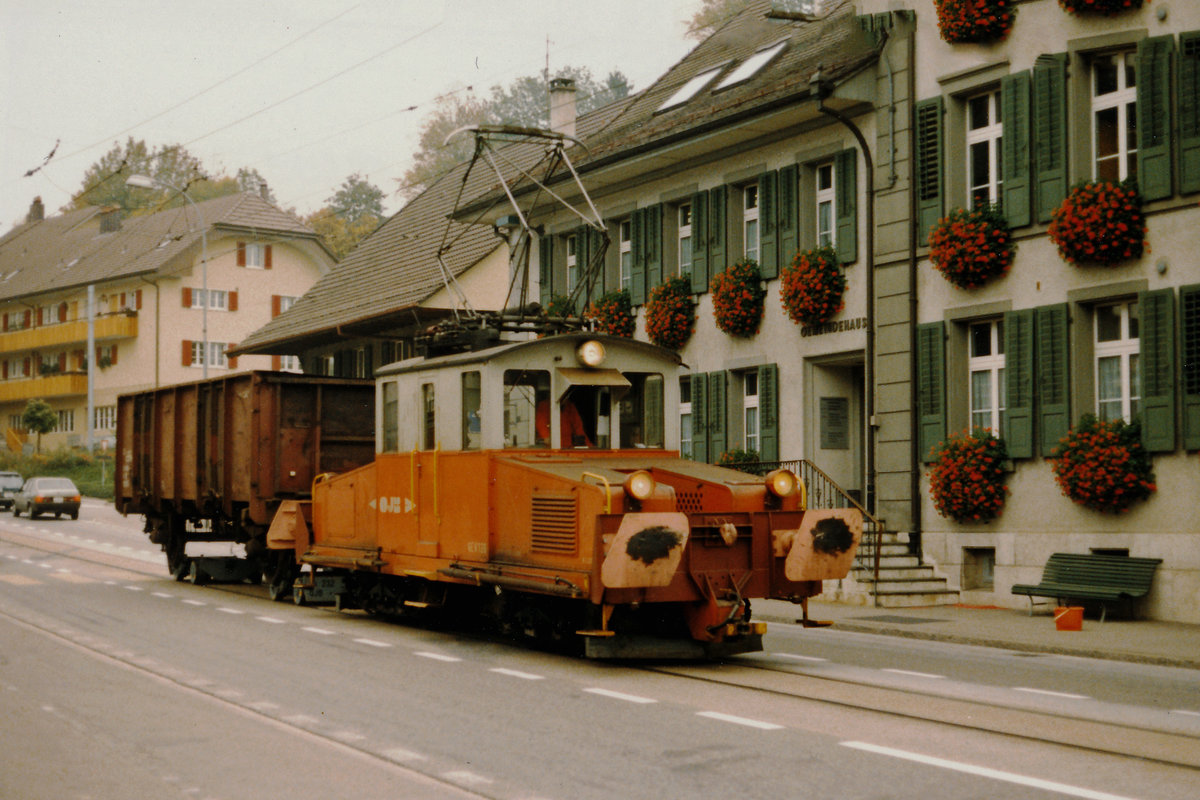 Zuckerrübenkampagne Aarberg 1986
Im Jahre 1986 wurden bei der OJB die Rüben in Aarwangen verladen.
Mehrmals täglich fanden die Zustellung und die Abführung der Wagen statt.
Im Oktober 1986 brachte die Ge 4/4 56 einen Rübenwagen zum Bahnhof Aarwangen.
Foto: Walter Ruetsch