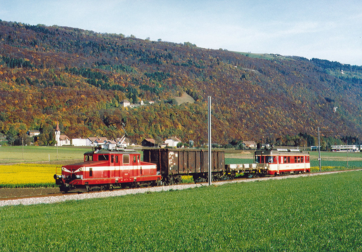 Zuckerrübenkampagne Aarberg 1994
Jeweils während der Rübenkampagne herrschte bei der Yverdon-Ste-Croix Bahn YSC Hochbetrieb im Güterverkehr. Für die Bewältigung des Grossverkehrs benötigte die Güterlok Ge 4/4 21 aus dem Jahre 1950 Unterstützung durch die neuen Triebwagen Be 4/4 1-3.
Auf die Bahn verladen wurden die Rüben bei den Bahnhöfen Essert-sous-Champvent, Vuiteboeuf und Baumles.
An einem herrlichen Oktobertag des Jahres 1994 konnte der morgendliche Güterzug bestehend aus der Ge 4/4 21 und dem Be 4/4 bereits mit Sonne verewigt werden.
Der Sondergüterzug unterwegs bei Vuiteboeuf.
Foto: Walter Ruetsch    