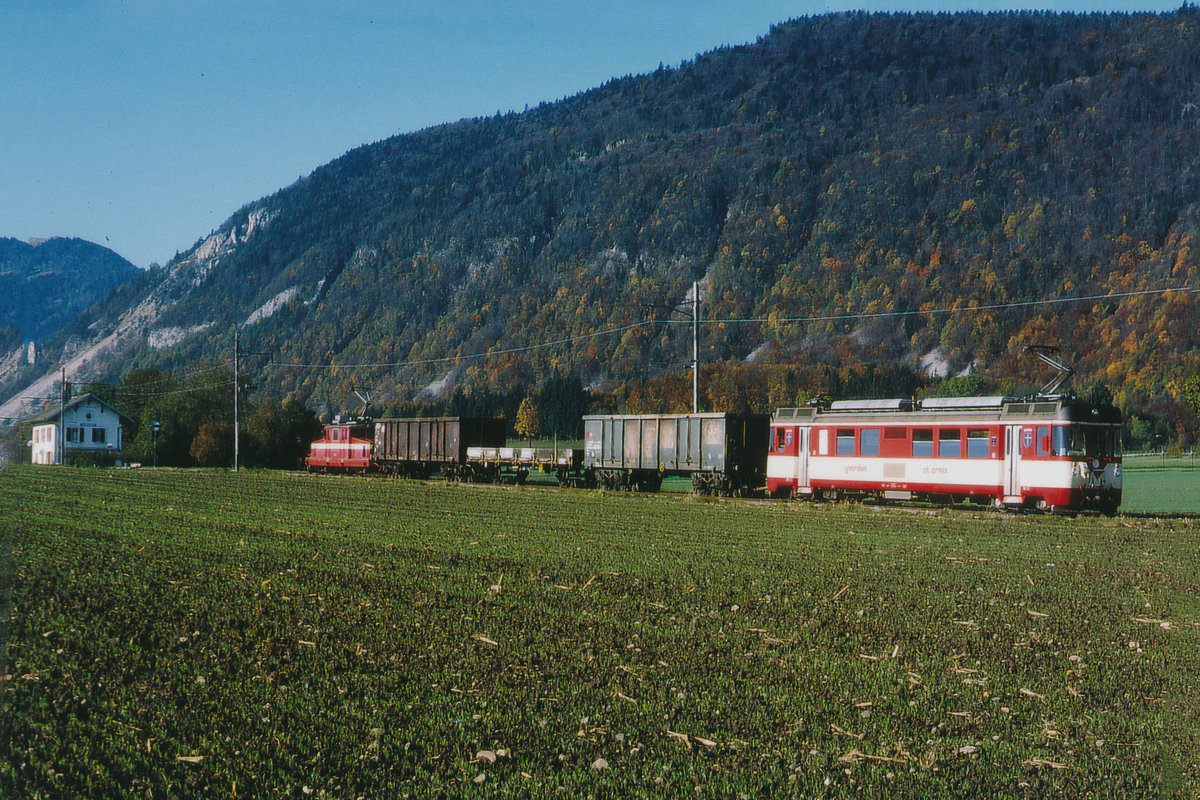 Zuckerrübenkampagne Aarberg 1994
Jeweils während der Rübenkampagne herrschte bei der Yverdon-Ste-Croix Bahn YSC Hochbetrieb im Güterverkehr. Für die Bewältigung des Grossverkehrs benötigte die Güterlok Ge 4/4 21 aus dem Jahre 1950 Unterstützung durch die neuen Triebwagen Be 4/4 1-3.
Auf die Bahn verladen wurden die Rüben bei den Bahnhöfen Essert-sous-Champvent, Vuiteboeuf und Baumles.
An einem herrlichen Oktobertag des Jahres 1994 konnte der morgendliche Güterzug bestehend aus der Ge 4/4 21 und dem Be 4/4 bereits mit Sonne verewigt werden.
Der Sondergüterzug unterwegs bei Vuiteboeuf.
Foto: Walter Ruetsch  