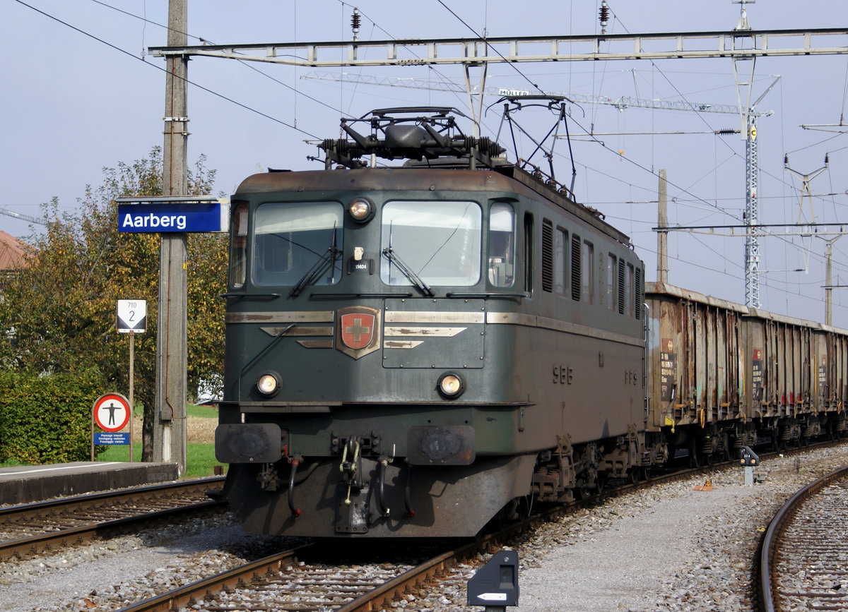 Zuckerrübenkampagne Aarberg 2008
Die letzte grüne Kantonslok wurde im Jahre 2008 im Rübenverkehr eingesetzt.
Die Ae 6/6 11404 auf den nächsten Einsatz wartend in Aarberg am 11. Oktober 2008.
Foto: Walter Ruetsch
