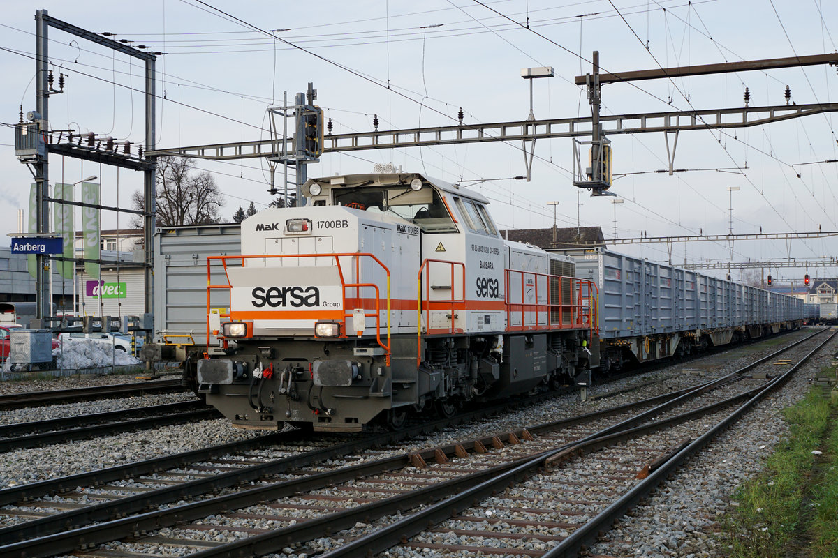 ZUCKERRÜBENKAMPAGNE AARBERG 2018
Am 18. Dezember 2018 ging die Zuckerrübenkampagne zu Ende. 
Erstmals wurde der Bahnverkehr ab der Zuckerfabrik Aarberg durch die Firma Sersa Gleisbau AG erfolgreich betrieben.
Eine der letzten Rangierfahrten mit der Mak 1700 BB 98 85 5843 152-0  BARBARA  im Bahnhof Aarberg.
Fotostandort Trottoir, Bildausschnitt Fotoshop.
Walter Ruetsch