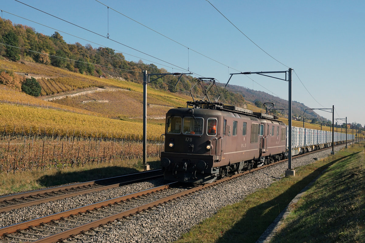 ZUCKERRÜBENKAMPAGNE AARBERG 2018
Doppeltraktion Re 425 mit Leermaterialzug bei Cressier auf der Fahrt nach Chavornay am 22. Oktober 2018.
Foto: Walter Ruetsch 