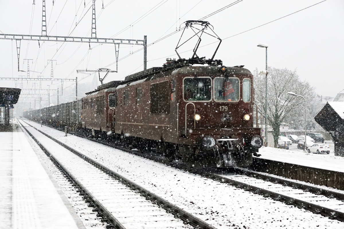 Zuckerrübenkampagne Aarberg 2020.
Die letzten Zuckerrübenzüge mit BLS  BRUNELLI  Re 425 im Dienste der SERSA GROUP.
Zug Dottikon-Aarberg mit den Re 425 179 und Re 425 195 anlässlich der Bahnhofsdurchfahrt Solothurn-West bei winterlicher Wetterlage am 11. Dezember 2020.
Foto: Walter Ruetsch 
