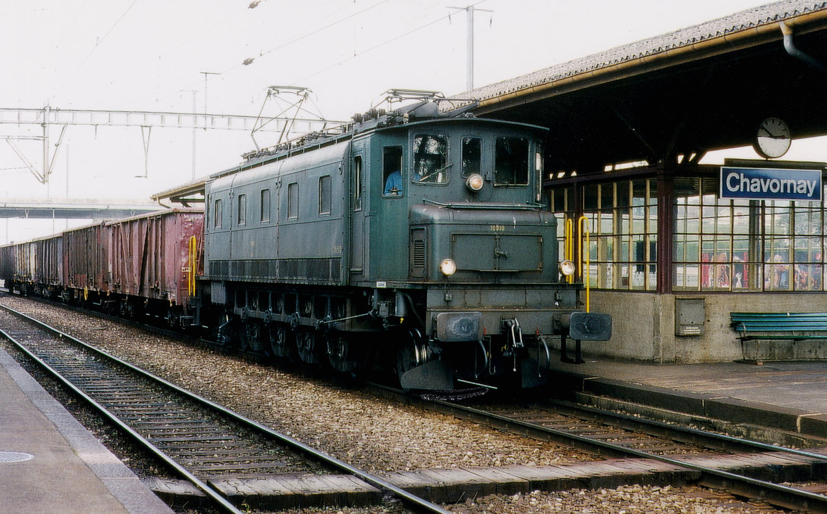 ZUCKERRÜBENKAMPAGNE ARBERG 1995
Erinnerungen an die fotogenen Ae 4/7 im Rübendienst.
Die Aufnahmen sind entstanen in Büren an der Aare, bei Busswil, bei Kerzers, vor Chavornay sowie in Chavornay während den Monaten Oktober-November.
Foto: Walter Ruetsch