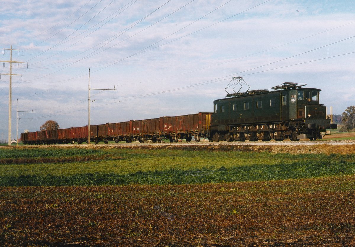 ZUCKERRÜBENKAMPAGNE ARBERG 1995
Erinnerungen an die fotogenen Ae 4/7 im Rübendienst.
Die Aufnahmen sind entstanen in Büren an der Aare, bei Busswil, bei Kerzers, vor Chavornay sowie in Chavornay während den Monaten Oktober-November.
Foto: Walter Ruetsch