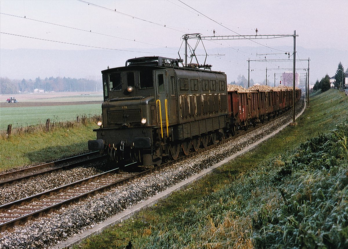 ZUCKERRÜBENKAMPAGNE ARBERG 1995
Erinnerungen an die fotogenen Ae 4/7 im Rübendienst.
Die Aufnahmen sind entstanen in Büren an der Aare, bei Busswil, bei Kerzers, vor Chavornay sowie in Chavornay während den Monaten Oktober-November.
Foto: Walter Ruetsch