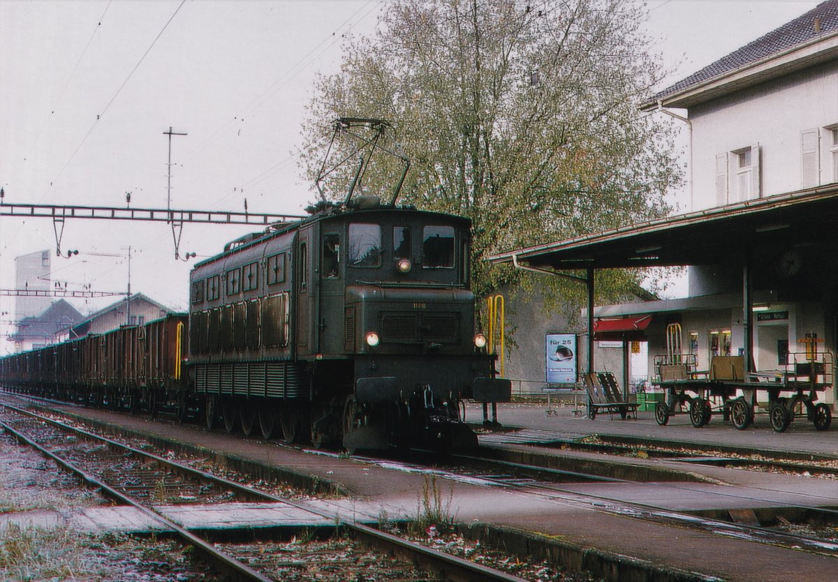 ZUCKERRÜBENKAMPAGNE ARBERG 1995
Erinnerungen an die fotogenen Ae 4/7 im Rübendienst.
Die Aufnahmen sind entstanen in Büren an der Aare, bei Busswil, bei Kerzers, vor Chavornay sowie in Chavornay während den Monaten Oktober-November.
Foto: Walter Ruetsch