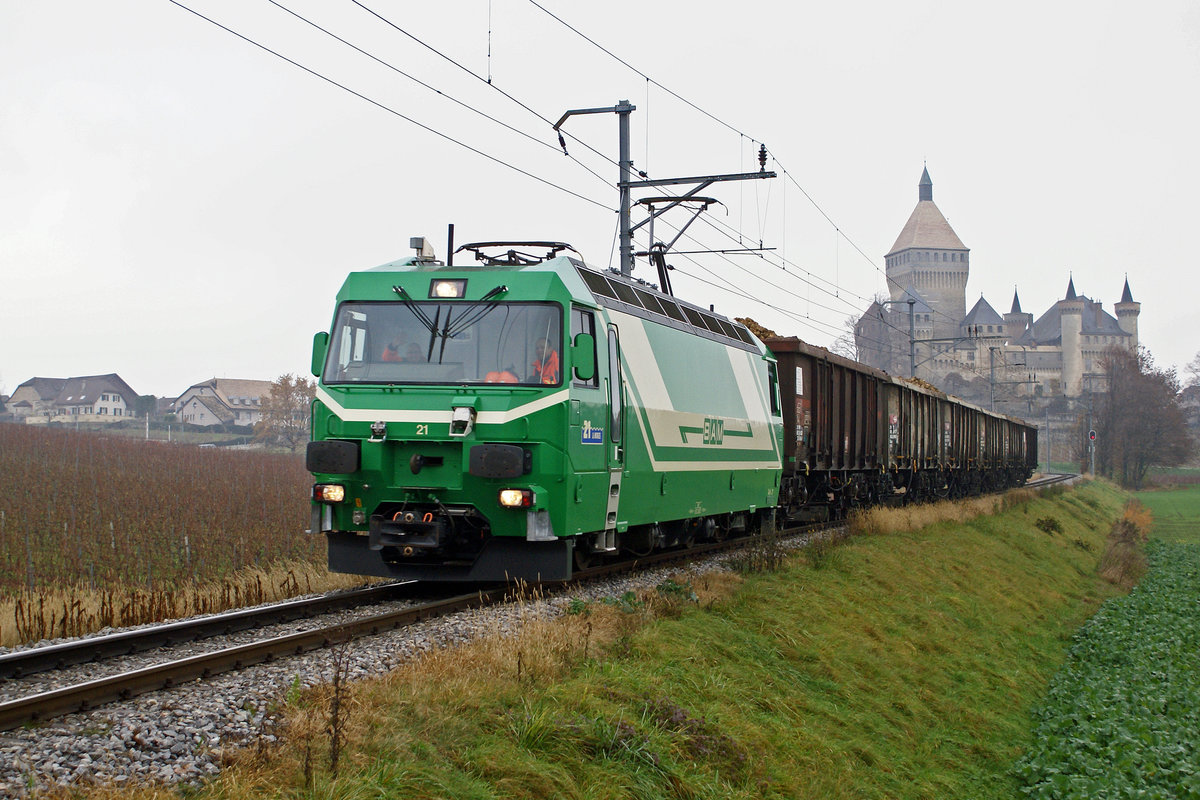 Zuckerrübenkampagne Frauenfeld 2006
Schon im Jahre 2006 wurden bei der damaligen BAM die Zuckerrüben an der Bahnstrecke verladen.
Herbstliche Stimmung mit Nebel. Ge 4/4 21 mit einem Rübenzug auf der Fahrt nach Morges bei Vufflens-le-Château am 3. Dezember 2006.
Foto: Walter Ruetsch