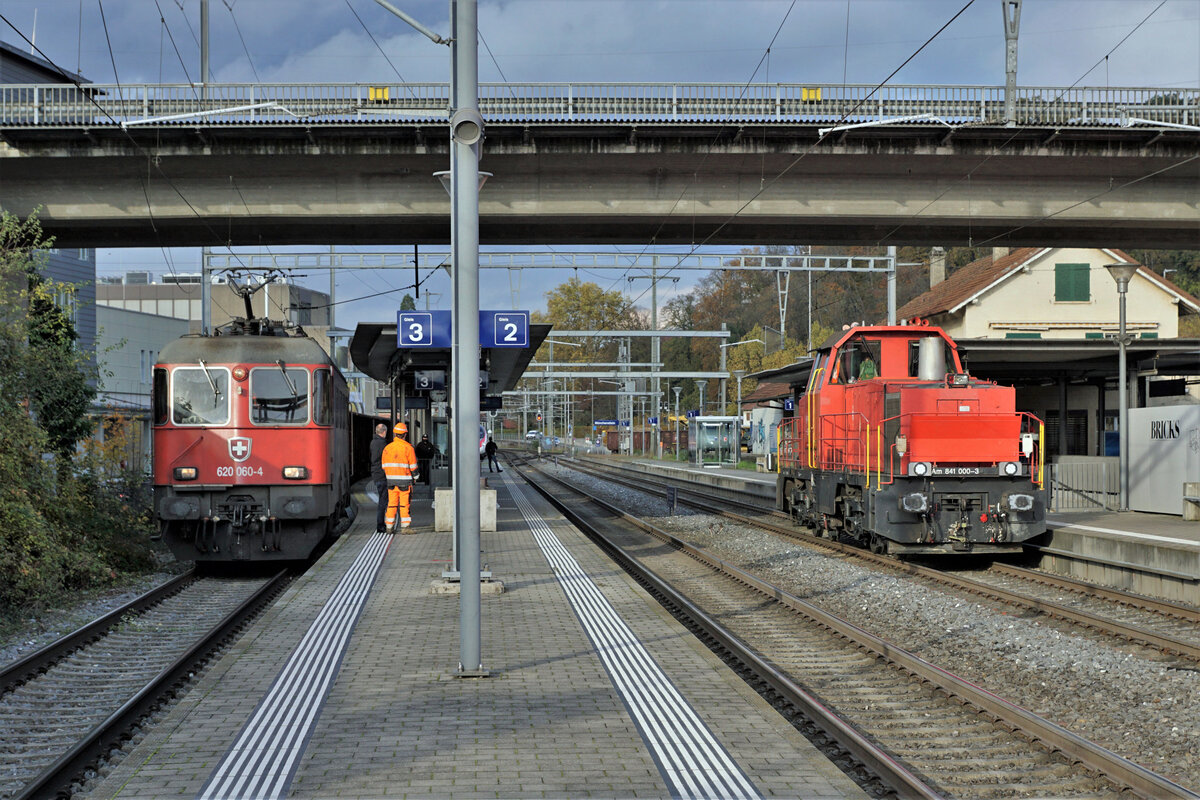 ZUCKERRÜBENKAMPAGNE SCHWEIZ 2021.
Zuckerfabrik Aarberg.
Der Bahnverlad der Zuckerrüben von der Umgebung Münchenstein im Kanton Baselland hat in der  Kalenderwoche 44 beim Bahnhof Münchenstein stattgefunden.  Die seltenen Impressionen mit der Re 620 060-4 „TAVANNES“ und der Am 92 85 8 841 000-3 CH -MFAG, ehemals SBB  wurden am 4. November 2021 in Münchenstein verewigt.
Seltene Begegnung im Bahnhof Münchenstein wegen dem Rübenverlad.
Foto: Walter Ruetsch