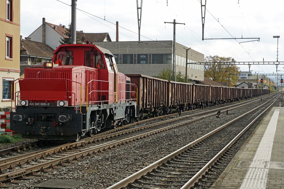 ZUCKERRÜBENKAMPAGNE SCHWEIZ 2021.
Zuckerfabrik Aarberg.
Der Bahnverlad der Zuckerrüben von der Umgebung Münchenstein im Kanton Baselland hat in der  Kalenderwoche 44 beim Bahnhof Münchenstein stattgefunden.  Die seltenen Impressionen mit der Re 620 060-4 „TAVANNES“ und der Am 92 85 8 841 000-3 CH -MFAG, ehemals SBB  wurden am 4. November 2021 in Münchenstein verewigt.
Foto: Walter Ruetsch