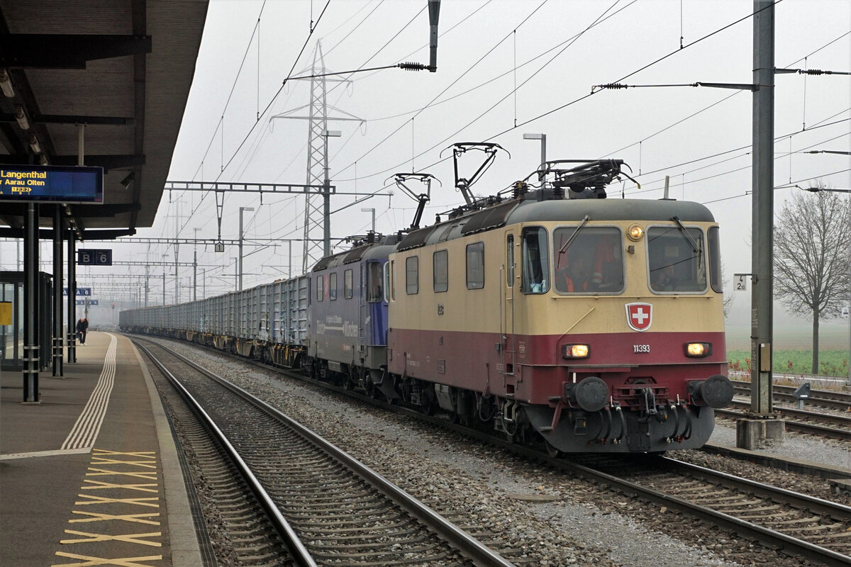 ZUCKERRÜBENKAMPAGNE SCHWEIZ 2021
Zuckerfabrik Frauenfeld
Am 12. November 2021 stand das Duo TEE TR Re 421-393 von International Rolling Stock Investment (IRSI) und die Re 421 371-6 von SBB Cargo im Rübendienst zwischen Islikon und Turgi.
Foto: Walter Ruetsch
