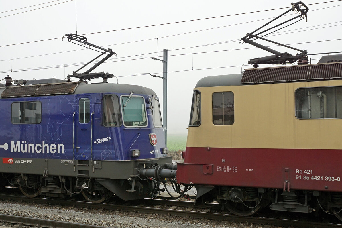 ZUCKERRÜBENKAMPAGNE SCHWEIZ 2021
Zuckerfabrik Frauenfeld
Am 12. November 2021 stand das Duo TEE TR Re 421-393 von International Rolling Stock Investment (IRSI) und die Re 421 371-6 von SBB Cargo im Rübendienst zwischen Islikon und Turgi.
Foto: Walter Ruetsch
