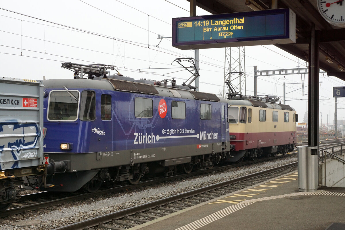 ZUCKERRÜBENKAMPAGNE SCHWEIZ 2021
Zuckerfabrik Frauenfeld
Am 12. November 2021 stand das Duo TEE TR Re 421-393 von International Rolling Stock Investment (IRSI) und die Re 421 371-6 von SBB Cargo im Rübendienst zwischen Islikon und Turgi.
Foto: Walter Ruetsch